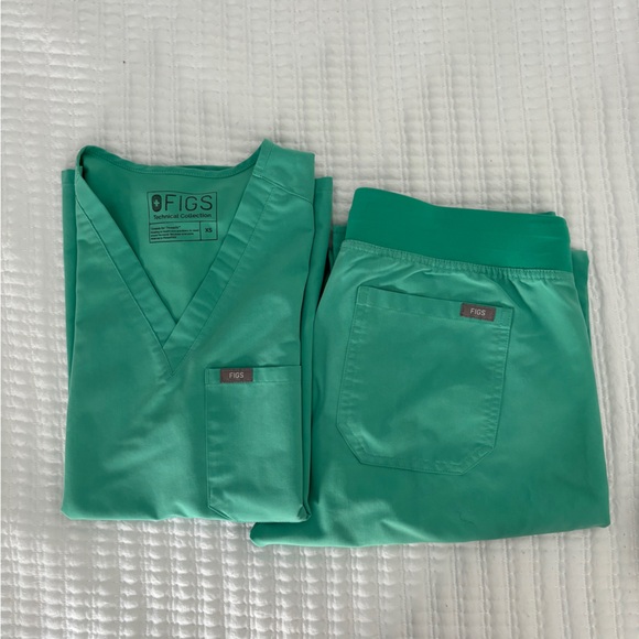 FIGS Scrub set - Picture 1 of 7